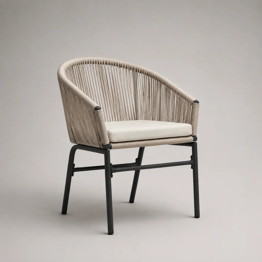 Gartenstuhl mit Armlehnen aus Stahl und PP-Seilgeflecht, Beige/Cremeweiß/Schwarz, 60 × 62 × 80 cm